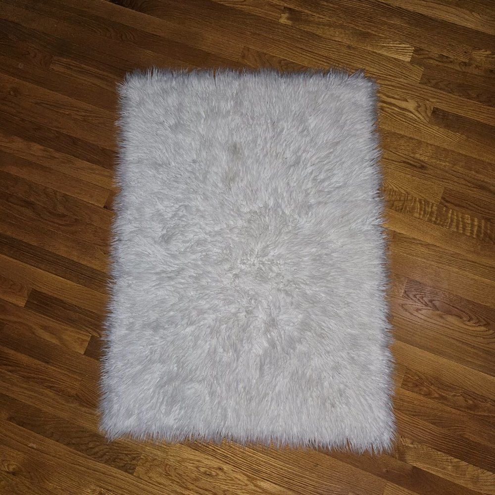 Silhouette Home Accent Faux Fur Sheepskin White Fluffy Rug Size 29" x 42" - Picture 2 of 9